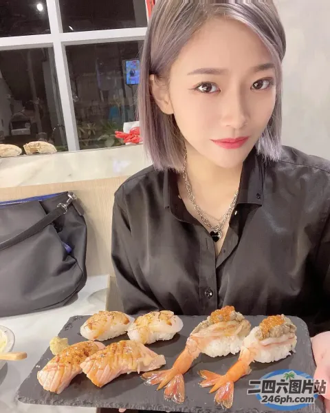 女人拿着一盘虾寿司