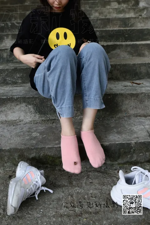 Araped 女士坐在台阶上，脸上挂着笑脸 T 恤 - 衬衫