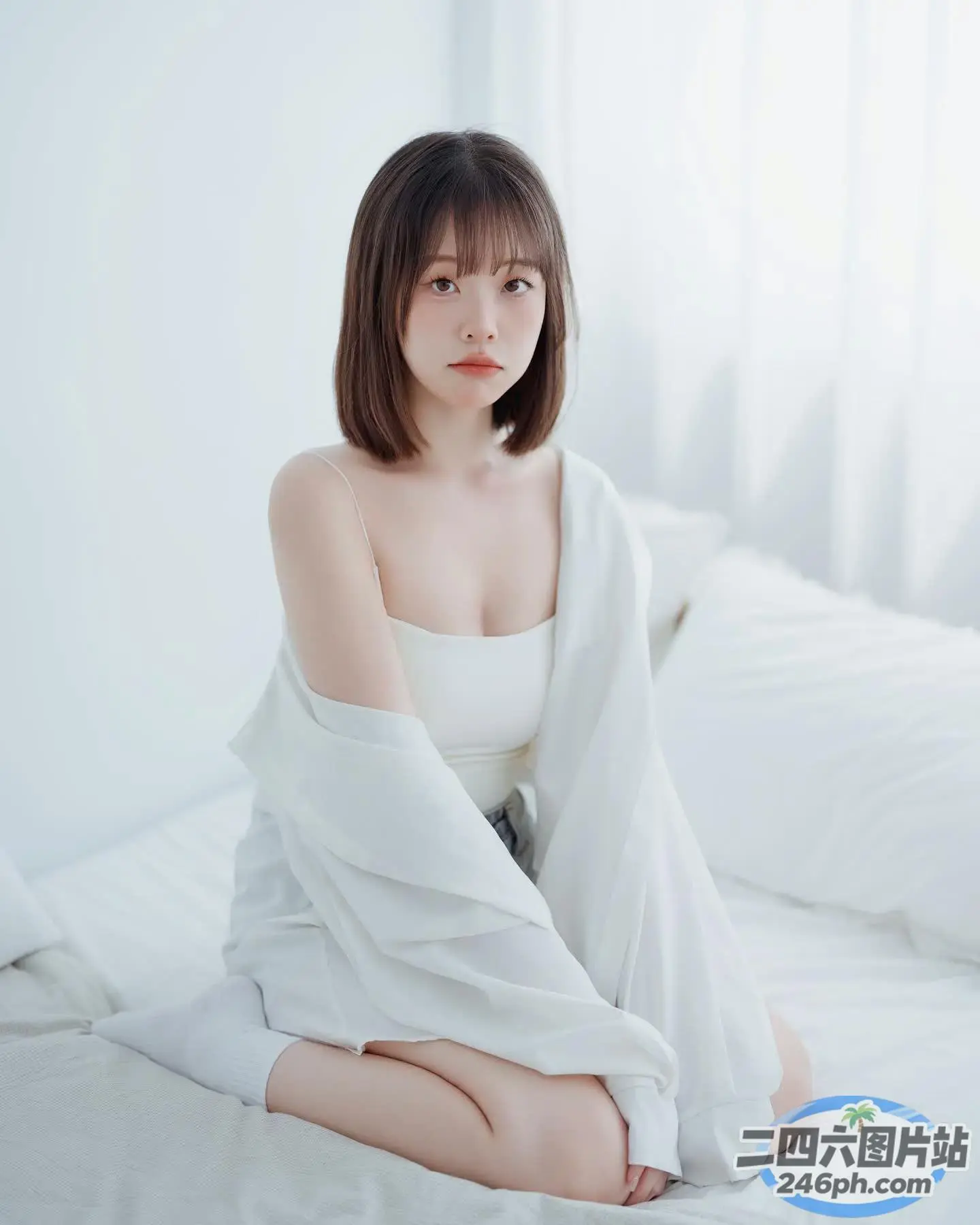 阿拉夫德女人坐在铺着白色床单的床上