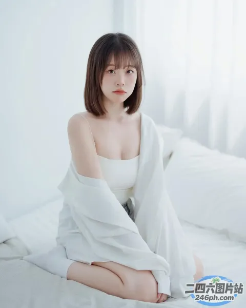 阿拉夫德女人坐在铺着白色床单的床上