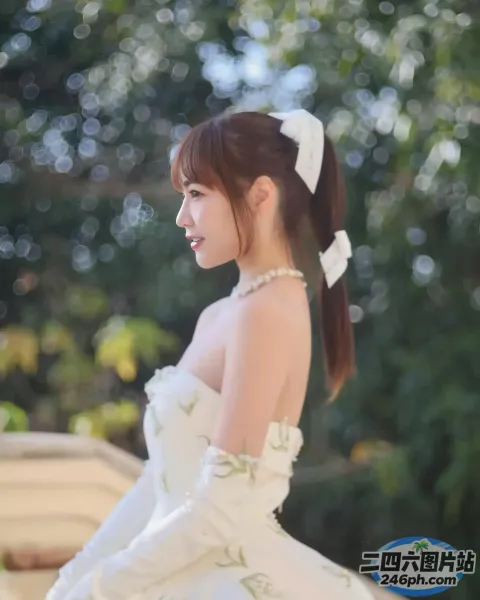 有个身穿白裙的女人站在一棵树前