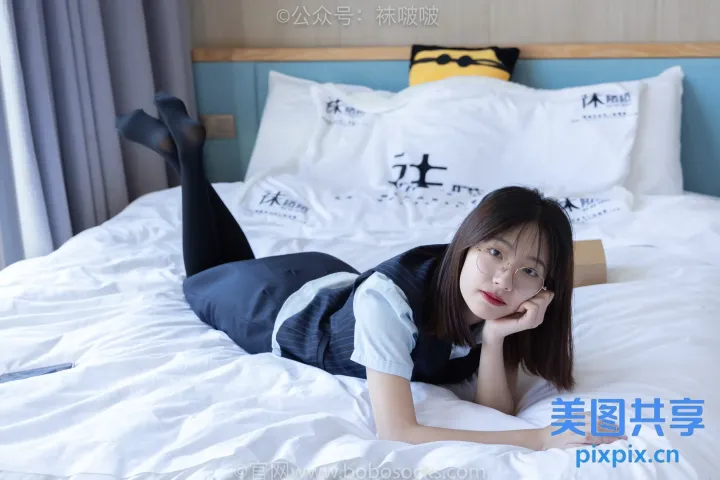 有个女人躺在床上，手里拿着一本书