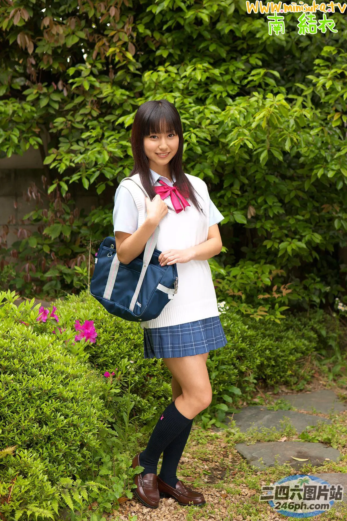 身穿校服的 arafed 亚洲女孩合影留念