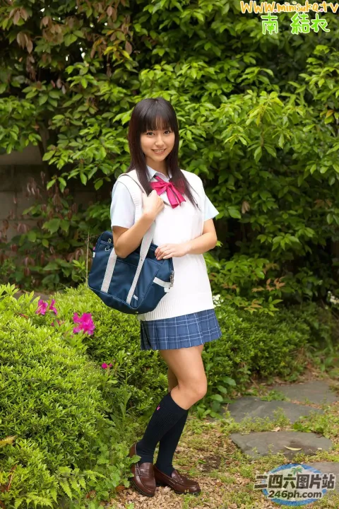 身穿校服的 arafed 亚洲女孩合影留念