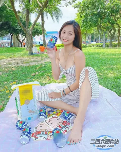 阿拉菲女孩坐在毯子上，手里拿着一瓶水