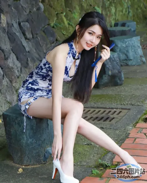 阿拉菲女人坐在长凳上，头发扎成马尾辫