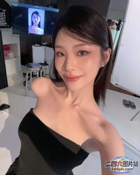 一位身穿黑色连衣裙的女子摆姿势拍照的特写