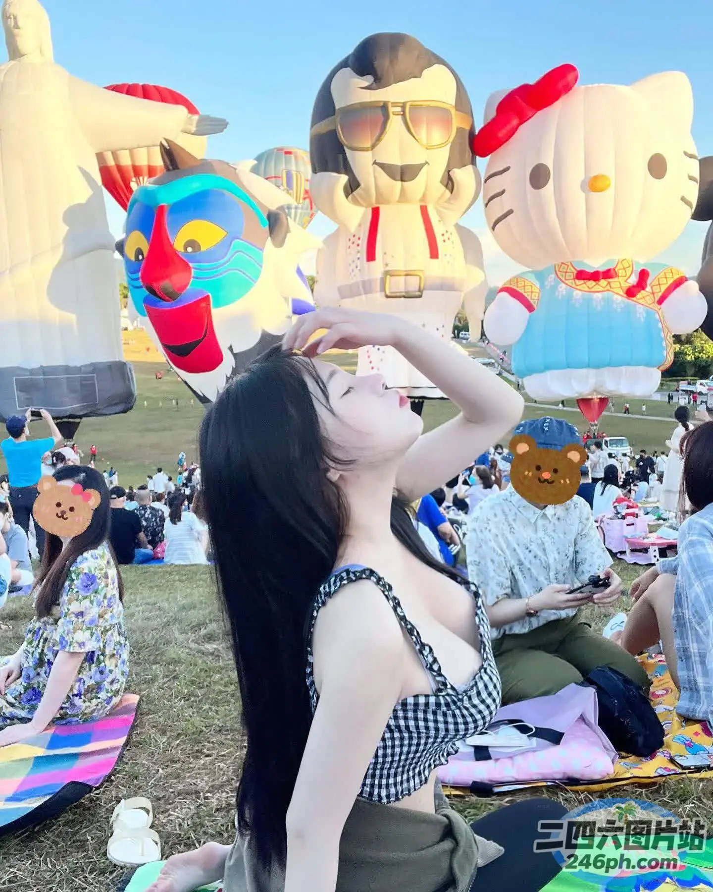 公园里的 Araffes 有许多气球和坐在地上的人