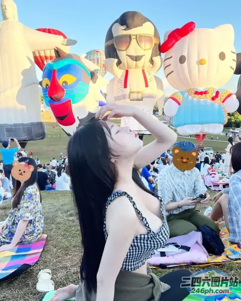 公园里的 Araffes 有许多气球和坐在地上的人