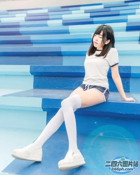 穿着白色袜子坐在蓝色台阶上的 arafed 女人