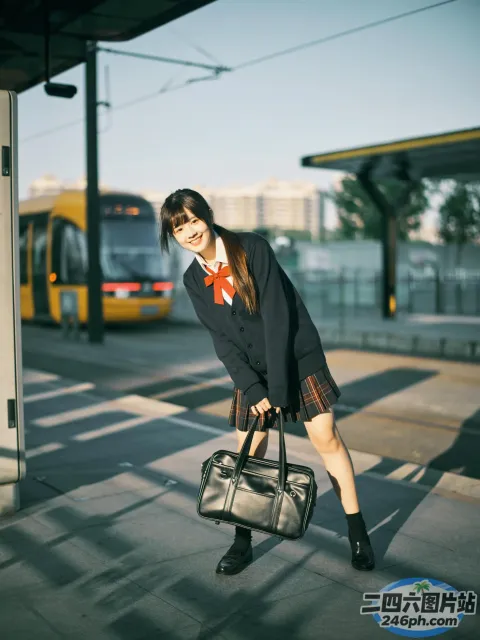 穿着校服的女人，手里拿着行李箱和火车