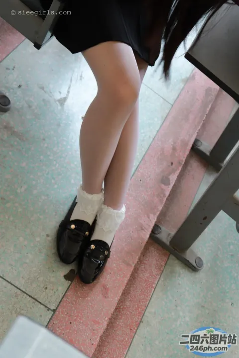 有一个女人站在红色和粉红色的地板上