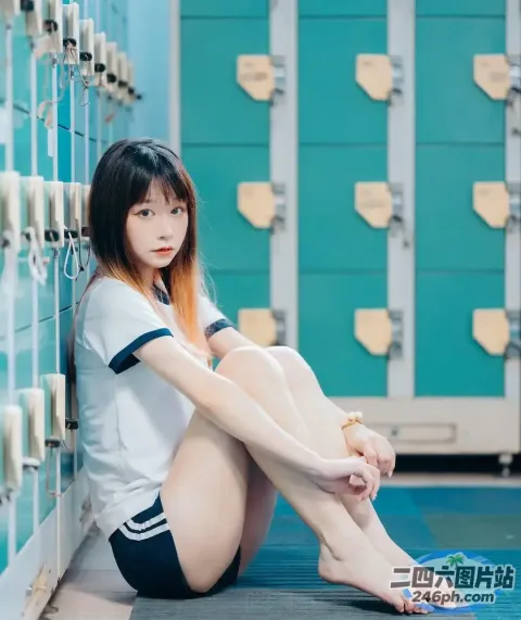 一名女子坐在储物柜的地板上，双腿交叉