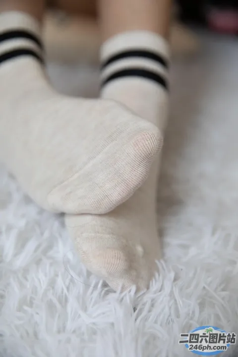 有人穿着白色袜子，上面有黑色条纹