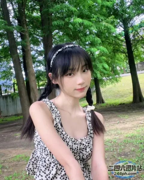 歌词大意： 有一个女人拿着飞盘站在草地上
