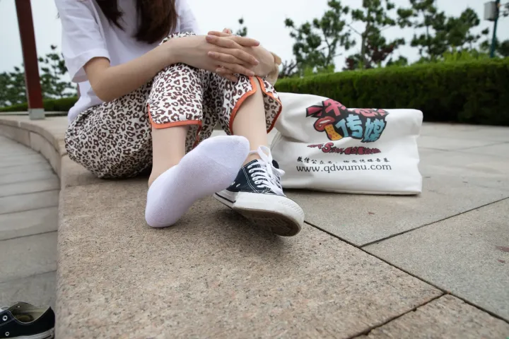 有一个女人坐在地上，双叉