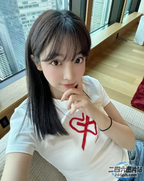 一个穿着白衬衫坐在沙发上的女人的特写