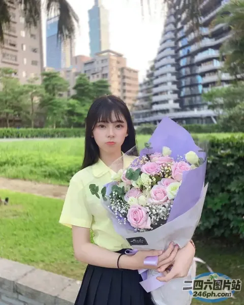 公园里有个女人手里拿着一束花