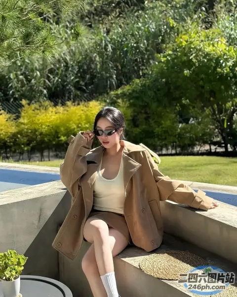 穿着夹克和太阳镜坐在窗台上的 Araffe 女人
