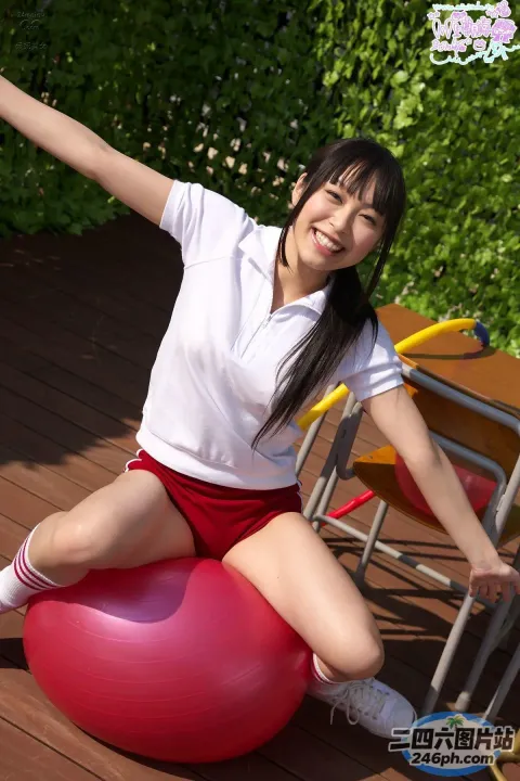 阿拉夫德亚洲女子坐在木甲板上的红球上