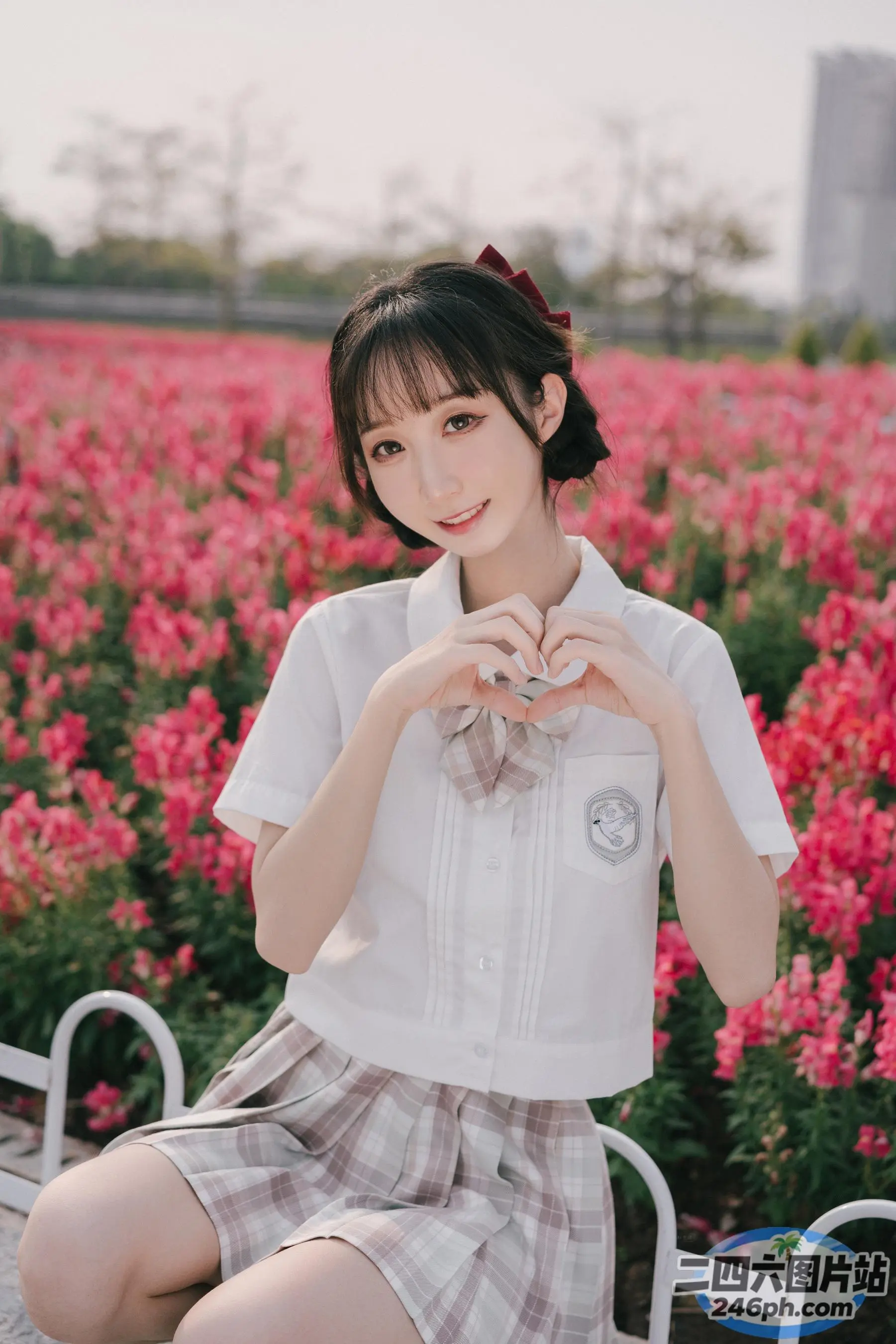 有个女人坐在花田里的长凳上