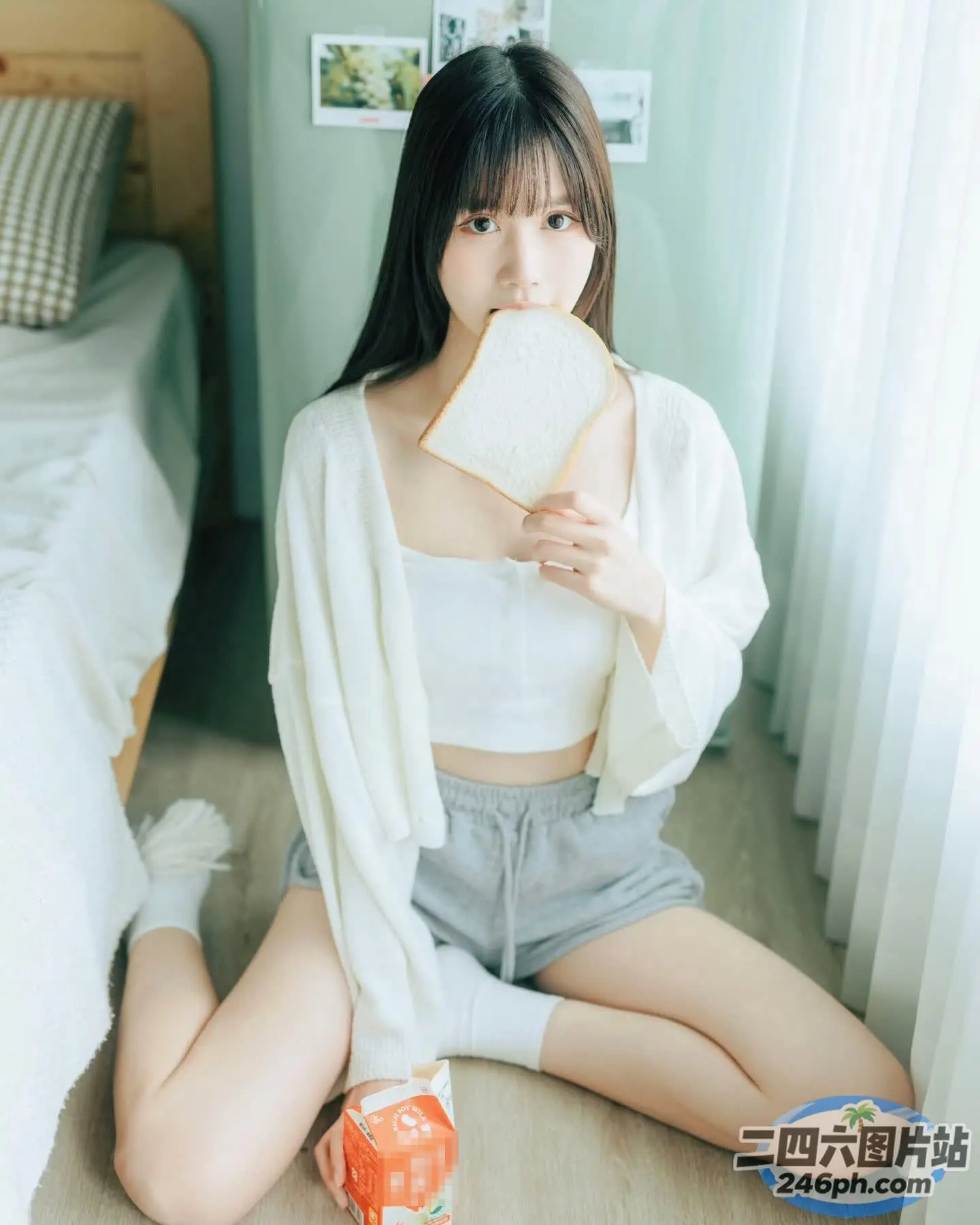 一个女人坐在地板上拿着一本书的特写