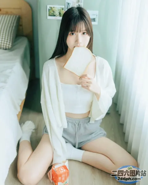 一个女人坐在地板上拿着一本书的特写