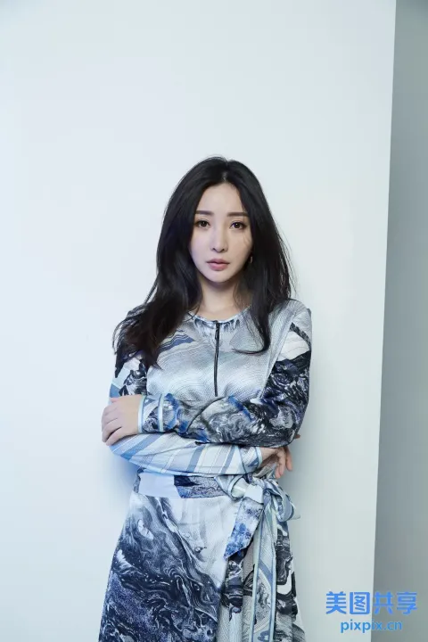 身穿裙子靠在墙上的阿拉夫女人