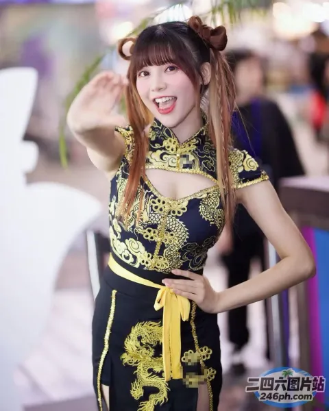 身穿黑色和金色连衣裙的 araffe 亚洲女性合影留念