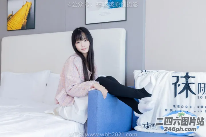 阿拉夫德女人坐在一张放着蓝色盒子的床上