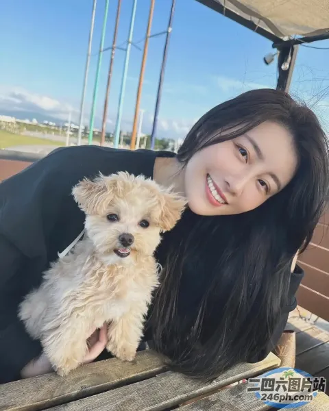 长长的黑发女人在长凳上抱着一只小白狗