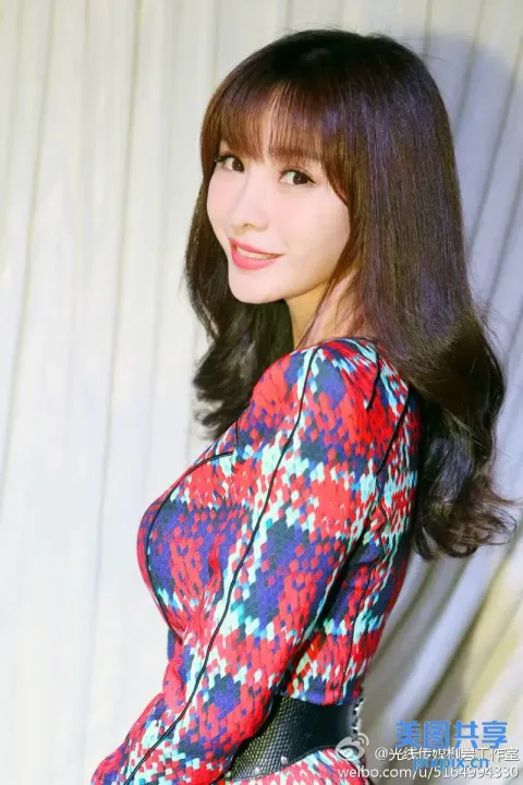一个穿着裙子的长发女人的特写