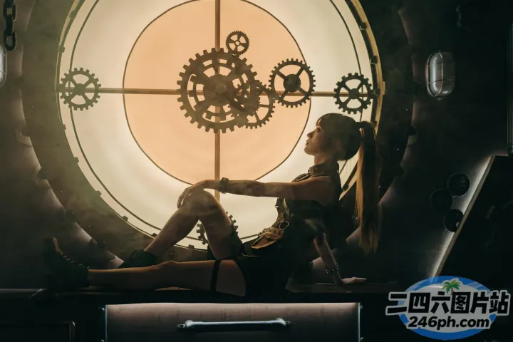 有一个女人坐在时钟前的长凳上