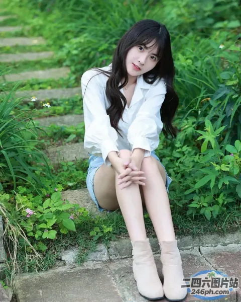 坐在花园石阶上的阿拉夫德女人