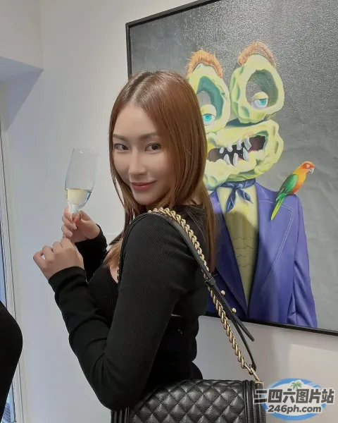 画前有个女人拿着一杯酒