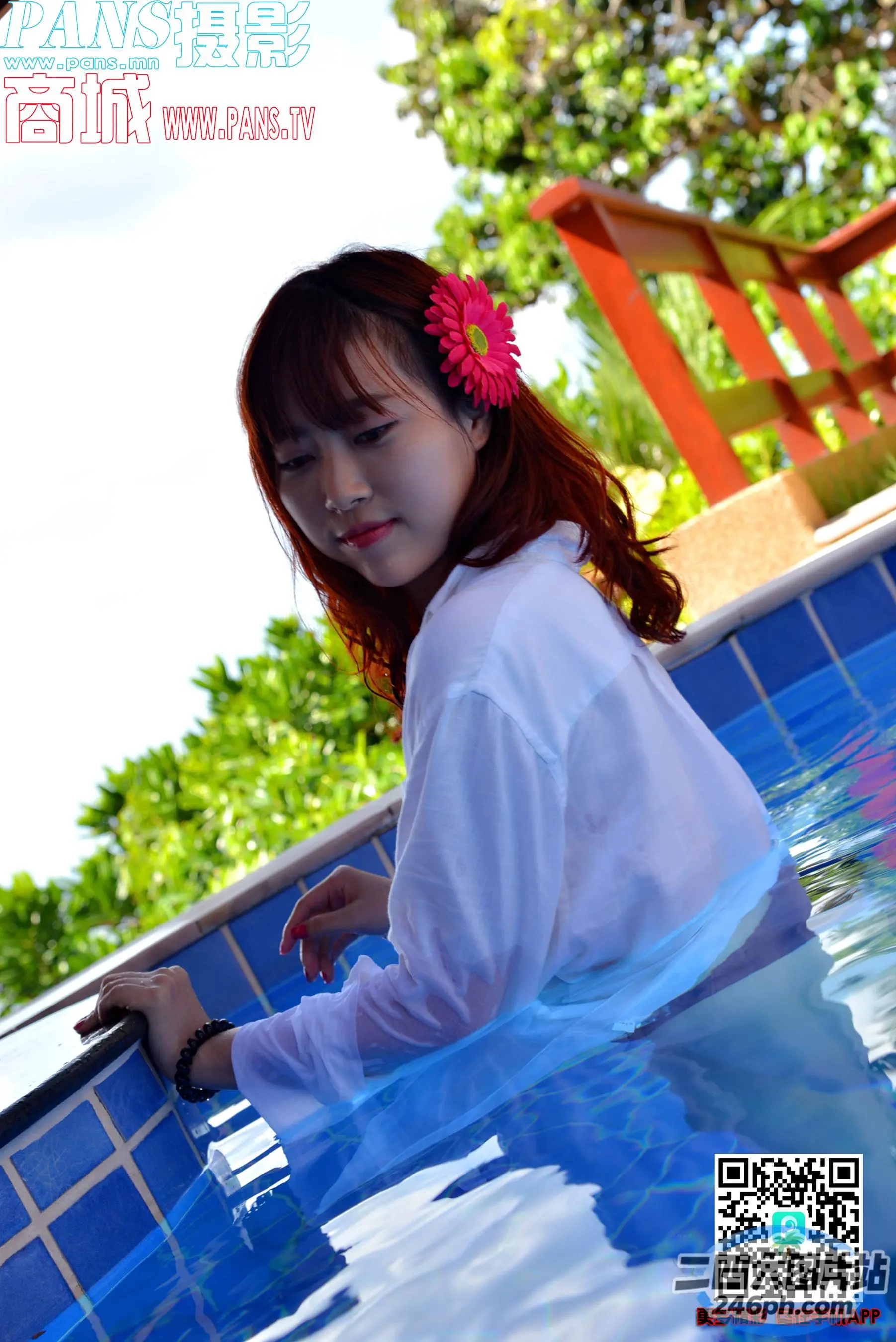穿着白衬衫的 arafed 亚洲女子坐在游泳池里