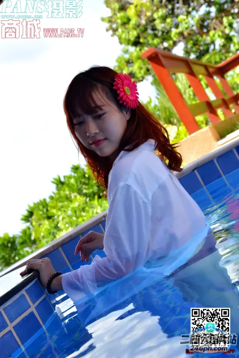 穿着白衬衫的 arafed 亚洲女子坐在游泳池里