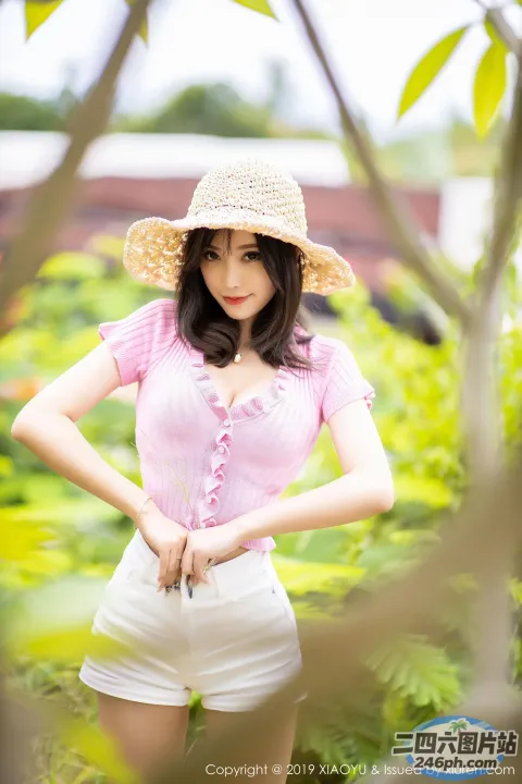 戴帽子、身穿粉色衬衫的女人的特写