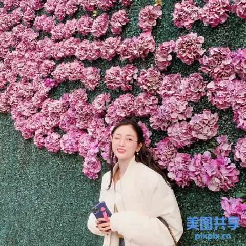 站在花墙前的阿拉夫女人