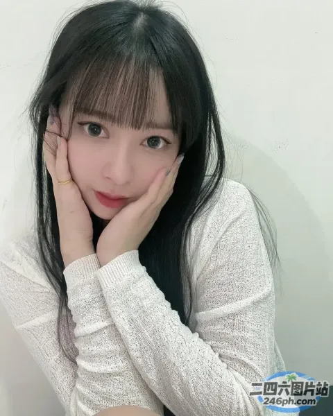长发女子摆姿势拍照的特写