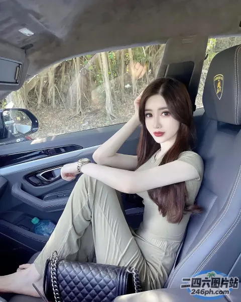 一名女子坐在车里，膝盖上放着一个钱包