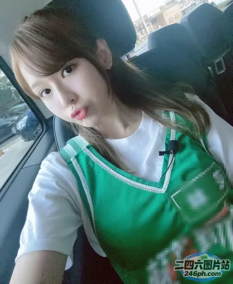 一个穿着绿色围裙的女人坐在车里的特写