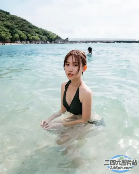 水中坐着一个穿着黑色比基尼的女人