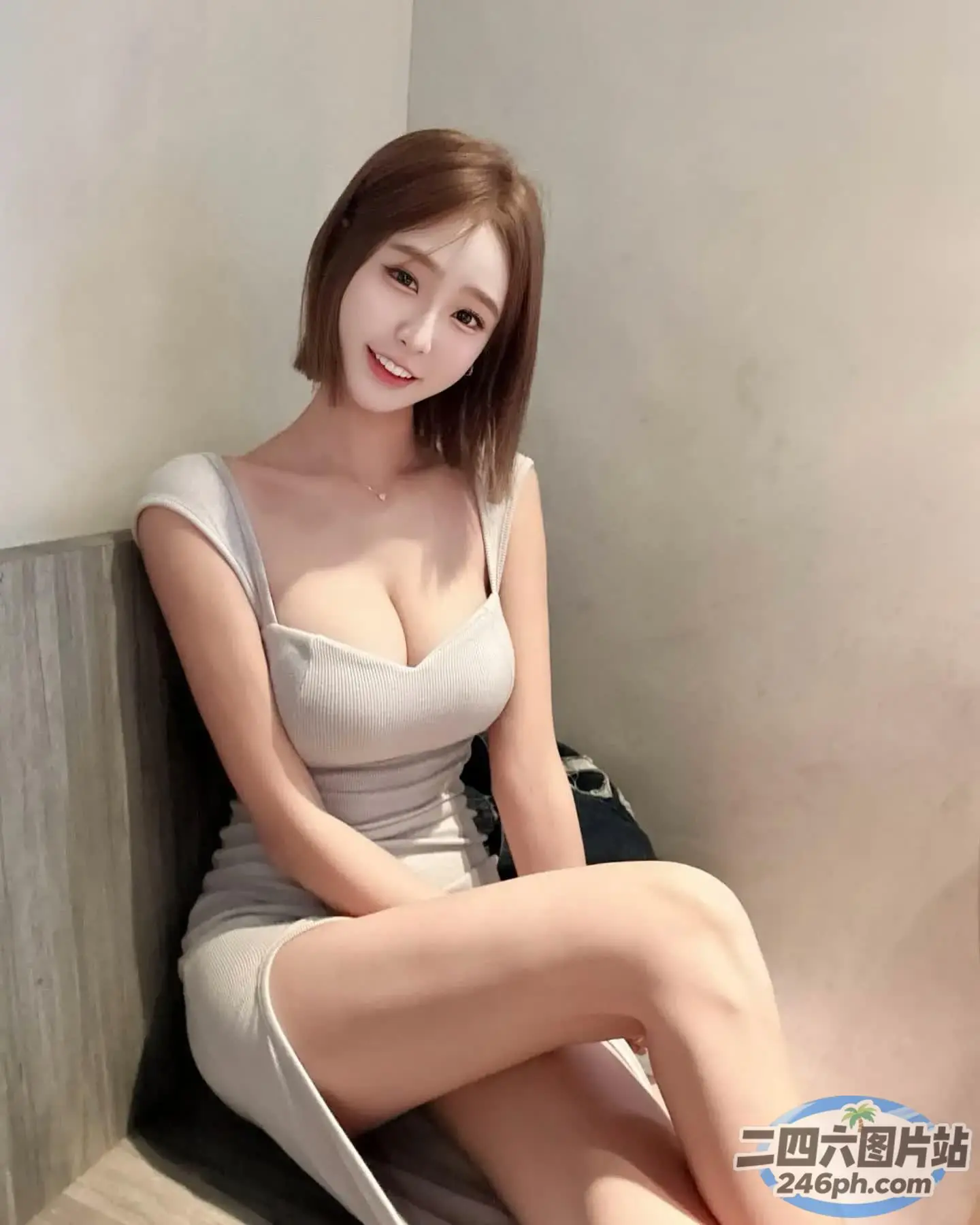 一个穿着白色连衣裙坐在长凳上的女人