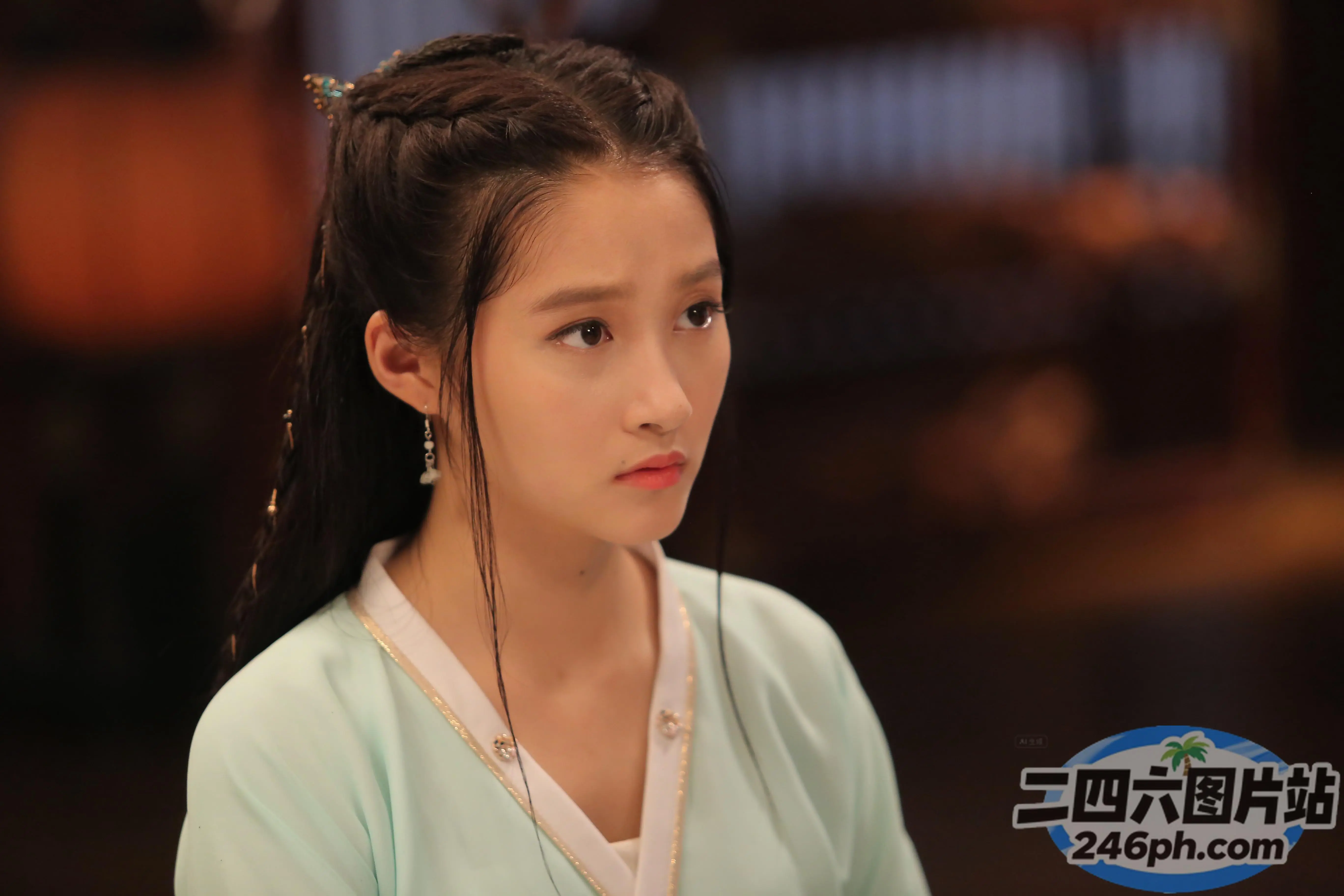 长发和绿色衬衫的亚洲女性