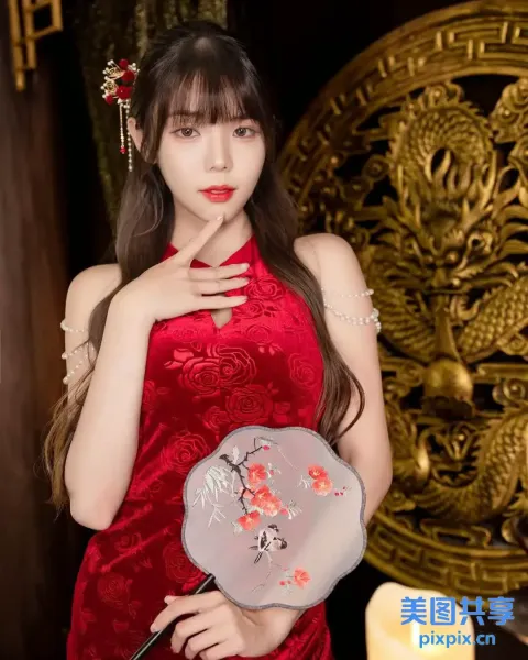 一个穿着红色连衣裙的女人拿着扇子的特写