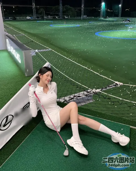 阿拉夫德女人坐在拿着高尔夫球杆的果岭推杆垫上