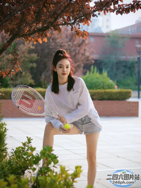 拿着网球拍和网球的阿拉费德妇女