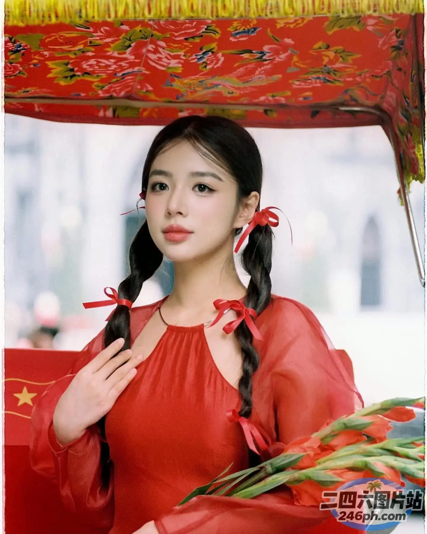 有个红裙女子，手里拿着一把红伞