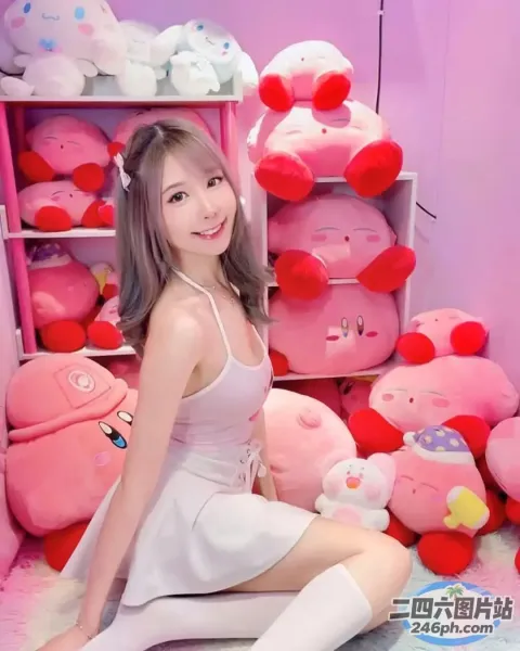 Araffe Girl 坐在一堆毛绒玩具前的地板上